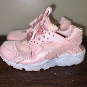 Nike HUARACHE size 5 Youth Big Girls Pink